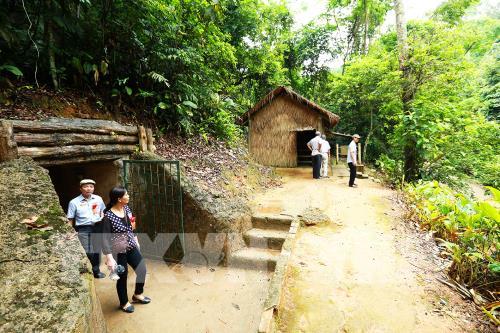 Thăm Sở chỉ huy Chiến dịch Điện Biên Phủ năm xưa