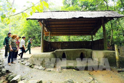 Thăm Sở chỉ huy Chiến dịch Điện Biên Phủ năm xưa