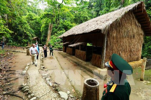 Thăm Sở chỉ huy Chiến dịch Điện Biên Phủ năm xưa