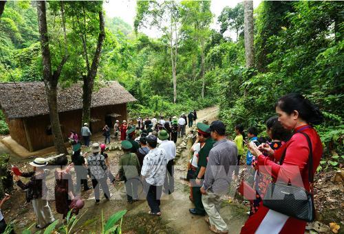 Thăm Sở chỉ huy Chiến dịch Điện Biên Phủ năm xưa