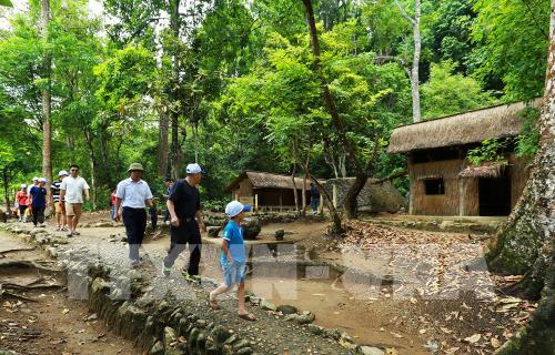 Thăm Sở chỉ huy Chiến dịch Điện Biên Phủ năm xưa