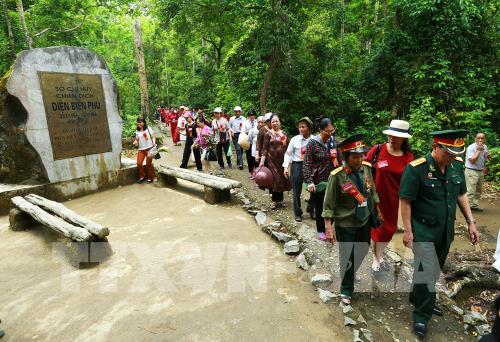 Thăm Sở chỉ huy Chiến dịch Điện Biên Phủ năm xưa