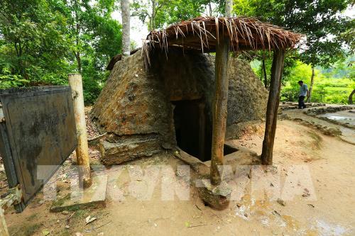 Thăm Sở chỉ huy Chiến dịch Điện Biên Phủ năm xưa