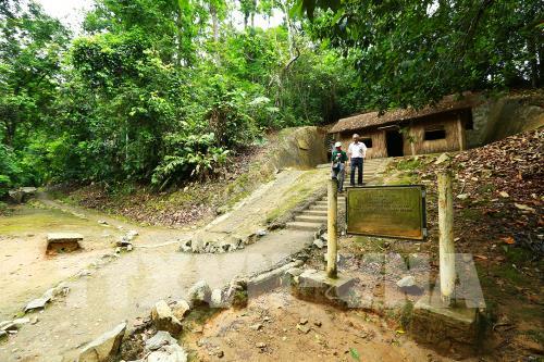 Thăm Sở chỉ huy Chiến dịch Điện Biên Phủ năm xưa