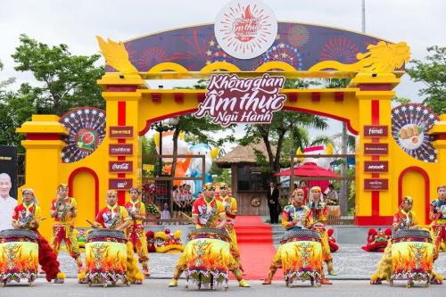 Hàng ngàn du khách check-in ở Không gian ẩm thực Ngũ Hành