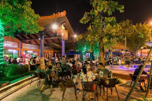 Hàng ngàn du khách check-in ở Không gian ẩm thực Ngũ Hành