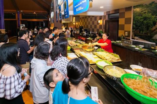 Hàng ngàn du khách check-in ở Không gian ẩm thực Ngũ Hành