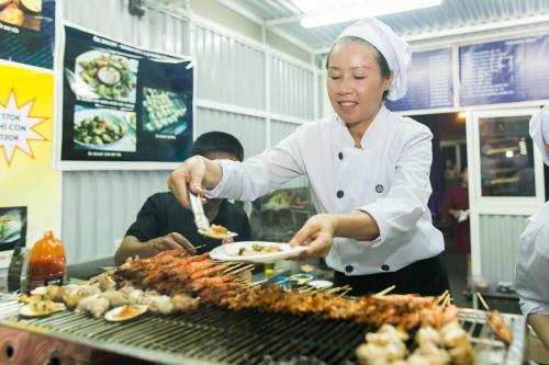 Hàng ngàn du khách check-in ở Không gian ẩm thực Ngũ Hành