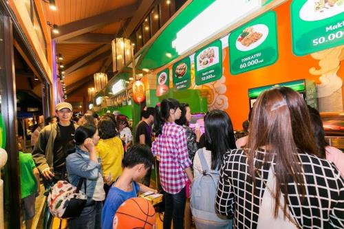 Hàng ngàn du khách check-in ở Không gian ẩm thực Ngũ Hành