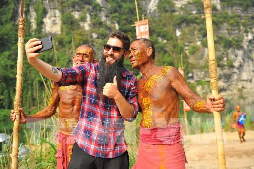 Đạo diễn phim Kong: Skull Island thăm lại phim trường và giao lưu với “thổ dân”