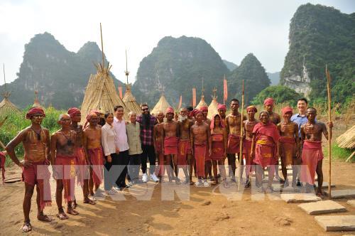 Đạo diễn phim Kong: Skull Island thăm lại phim trường và giao lưu với “thổ dân”