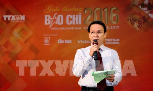 Toàn cảnh lễ trao giải Báo chí Thông tấn xã Việt Nam năm 2016