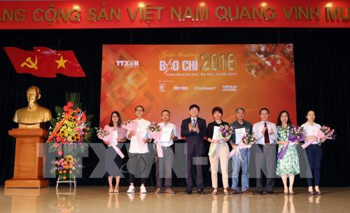 Toàn cảnh lễ trao giải Báo chí Thông tấn xã Việt Nam năm 2016