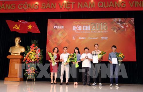 Toàn cảnh lễ trao giải Báo chí Thông tấn xã Việt Nam năm 2016