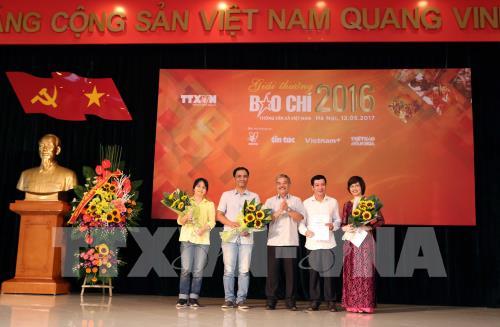 Toàn cảnh lễ trao giải Báo chí Thông tấn xã Việt Nam năm 2016