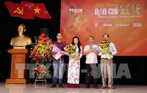 Toàn cảnh lễ trao giải Báo chí Thông tấn xã Việt Nam năm 2016