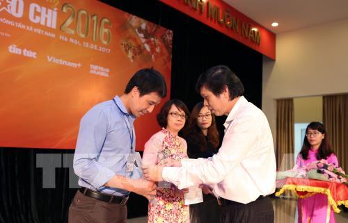 Toàn cảnh lễ trao giải Báo chí Thông tấn xã Việt Nam năm 2016