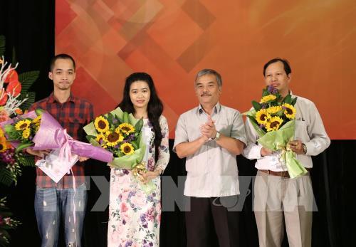 Toàn cảnh lễ trao giải Báo chí Thông tấn xã Việt Nam năm 2016