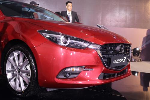 Cận cảnh mẫu xe "ăn" khách Mazda3 phiên bản 2017 vừa ra mắt