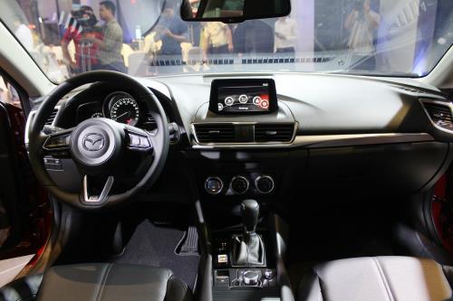 Cận cảnh mẫu xe "ăn" khách Mazda3 phiên bản 2017 vừa ra mắt