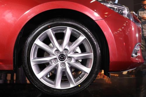 Cận cảnh mẫu xe "ăn" khách Mazda3 phiên bản 2017 vừa ra mắt