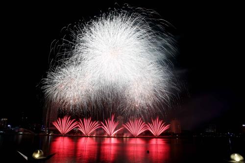 Huyền ảo đêm thi thứ 4 Lễ hội pháo hoa quốc tế Đà Nẵng