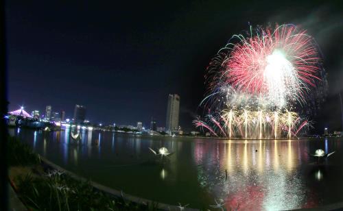 Huyền ảo đêm thi thứ 4 Lễ hội pháo hoa quốc tế Đà Nẵng