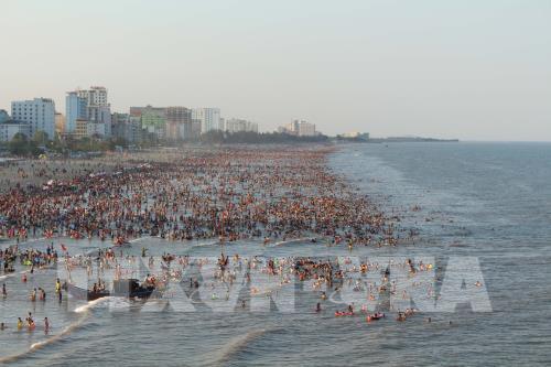 Hàng chục nghìn người ồ ạt kéo đến Sầm Sơn vào những ngày nắng nóng đỉnh điểm