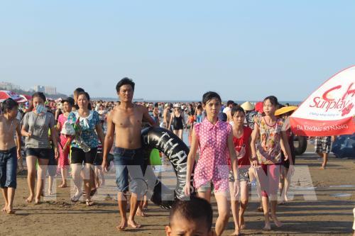 Hàng chục nghìn người ồ ạt kéo đến Sầm Sơn vào những ngày nắng nóng đỉnh điểm