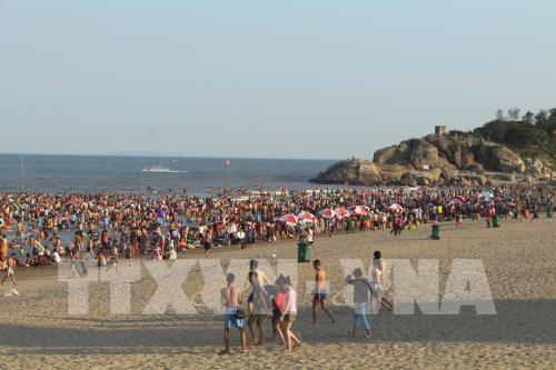 Hàng chục nghìn người ồ ạt kéo đến Sầm Sơn vào những ngày nắng nóng đỉnh điểm