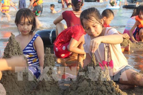 Hàng chục nghìn người ồ ạt kéo đến Sầm Sơn vào những ngày nắng nóng đỉnh điểm