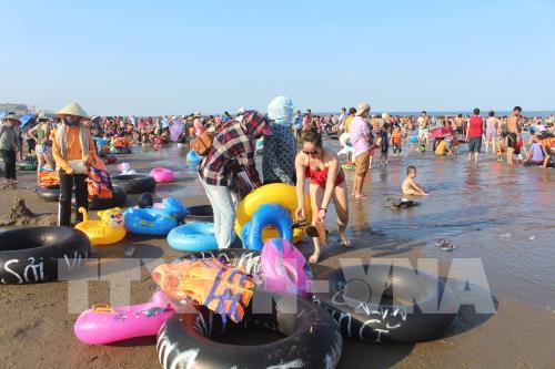 Hàng chục nghìn người ồ ạt kéo đến Sầm Sơn vào những ngày nắng nóng đỉnh điểm