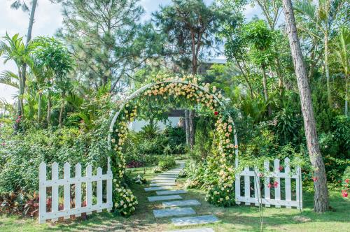 Cận cảnh biệt thự hoa hồng độc đáo cách Hà Nội 40 phút chạy xe