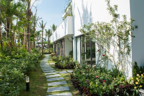 Cận cảnh biệt thự hoa hồng độc đáo cách Hà Nội 40 phút chạy xe