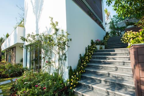 Cận cảnh biệt thự hoa hồng độc đáo cách Hà Nội 40 phút chạy xe