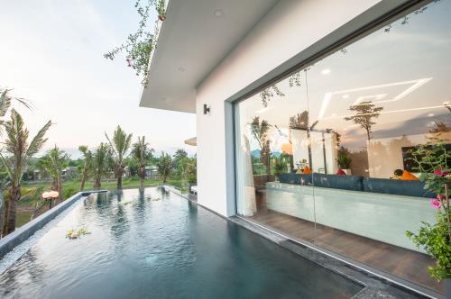 Cận cảnh biệt thự hoa hồng độc đáo cách Hà Nội 40 phút chạy xe