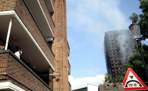 Người dân London lo ngại về an toàn chung cư sau vụ cháy Grenfell Tower 