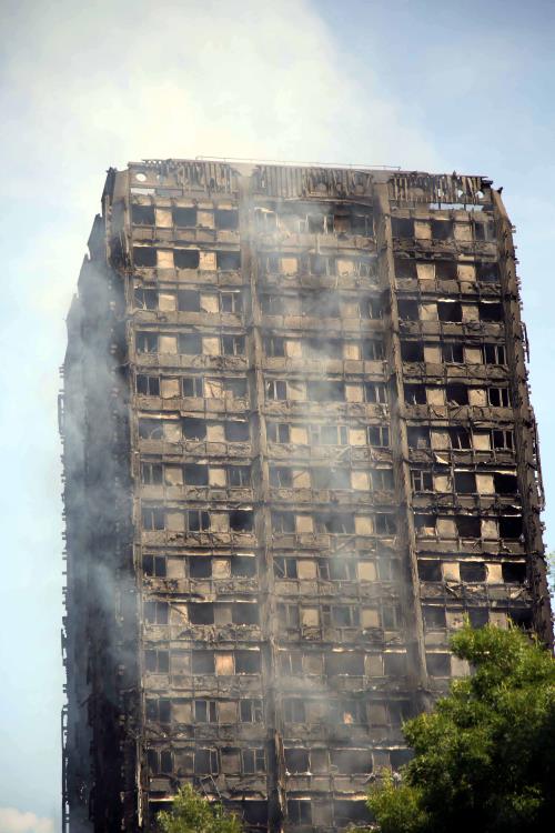 Người dân London lo ngại về an toàn chung cư sau vụ cháy Grenfell Tower 