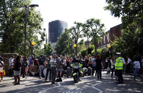 Người dân London lo ngại về an toàn chung cư sau vụ cháy Grenfell Tower 