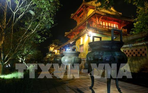 Lung linh huyền ảo Đại Nội Huế về đêm