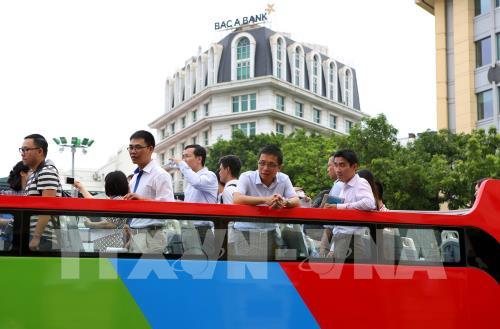 Trải nghiệm tuyệt vời trên xe buýt 2 tầng lần đầu tiên xuất hiện tại Hà Nội