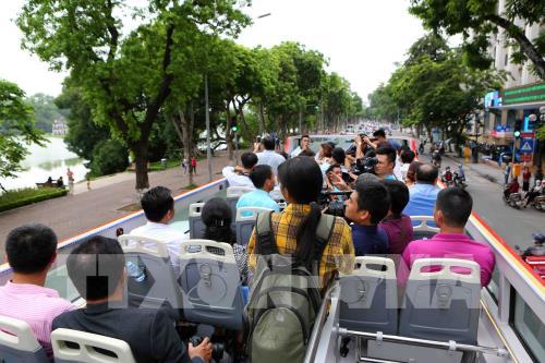 Trải nghiệm tuyệt vời trên xe buýt 2 tầng lần đầu tiên xuất hiện tại Hà Nội