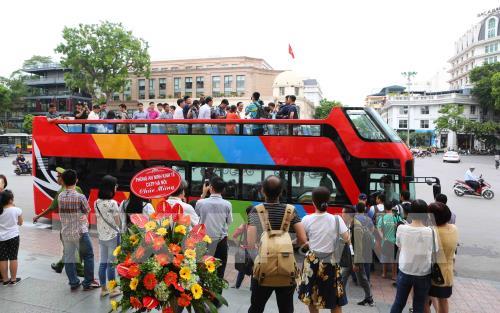 Trải nghiệm tuyệt vời trên xe buýt 2 tầng lần đầu tiên xuất hiện tại Hà Nội