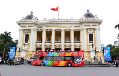 Trải nghiệm tuyệt vời trên xe buýt 2 tầng lần đầu tiên xuất hiện tại Hà Nội