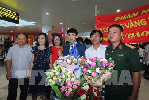 Đội tuyển học sinh Việt Nam dự thi Olympic Toán Quốc tế năm 2017 thắng lợi trở về