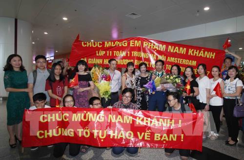 Đội tuyển học sinh Việt Nam dự thi Olympic Toán Quốc tế năm 2017 thắng lợi trở về