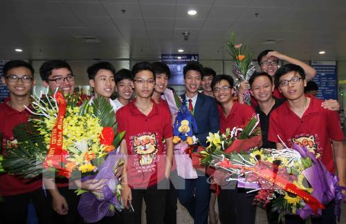 Đội tuyển học sinh Việt Nam dự thi Olympic Toán Quốc tế năm 2017 thắng lợi trở về