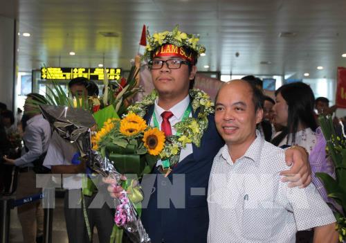 Đội tuyển học sinh Việt Nam dự thi Olympic Toán Quốc tế năm 2017 thắng lợi trở về