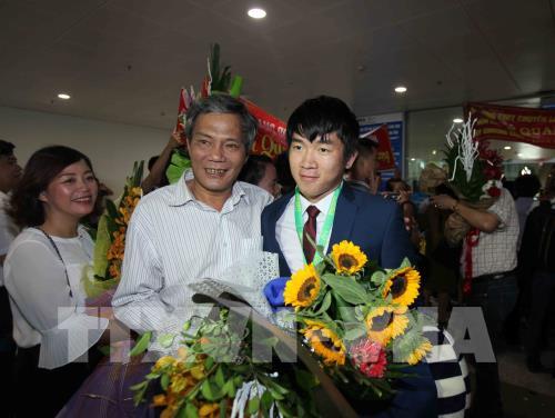 Đội tuyển học sinh Việt Nam dự thi Olympic Toán Quốc tế năm 2017 thắng lợi trở về