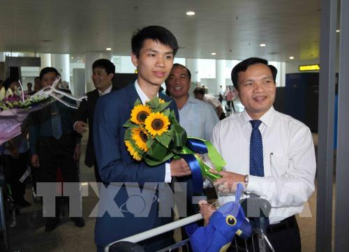 Đội tuyển học sinh Việt Nam dự thi Olympic Toán Quốc tế năm 2017 thắng lợi trở về